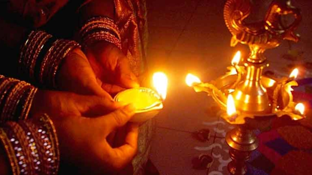 sandhya-deepam-twilight-lamp-lit-in-kerala