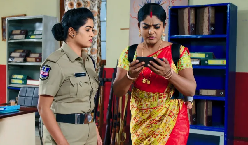 Karthika Deepam Feb 26 Episode : Deepa Knows Shocking truth about Anand Rao, Baby of Monitha