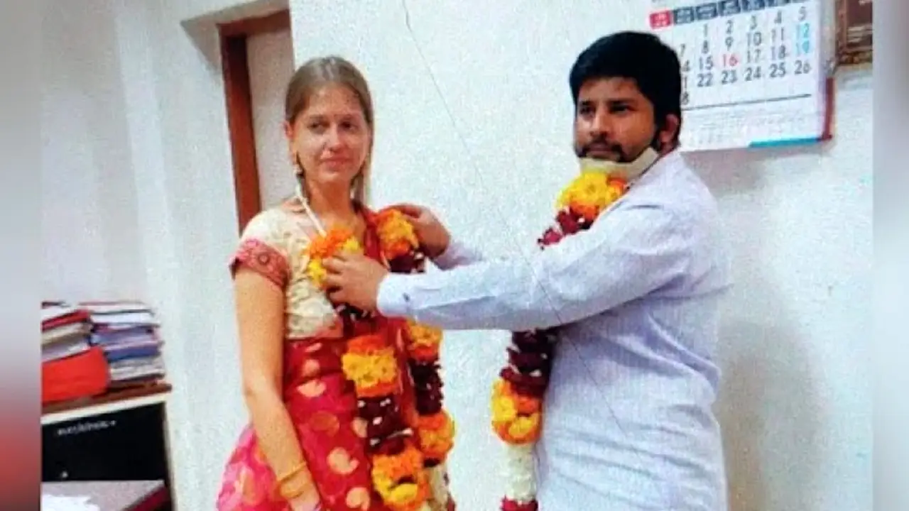 Indian Russian Love Story : Russian Girl reached to married Indian Boy, What a Great Love Story amidst War