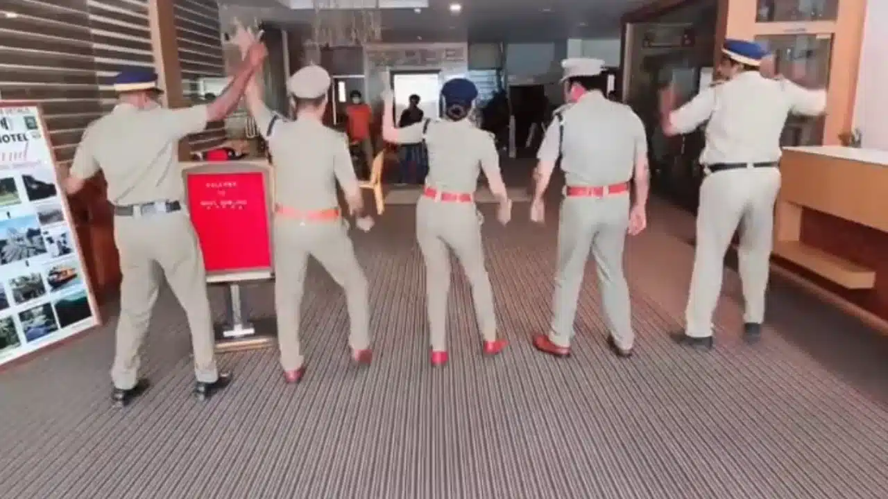 Kacha Badam Song _ Cops Dance for Kacha Badam Song, Video Goes Viral