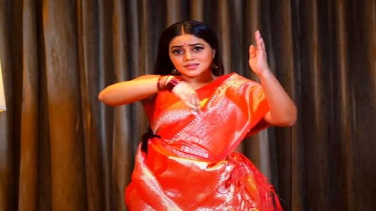 Actress poorna new dance video goes to viral