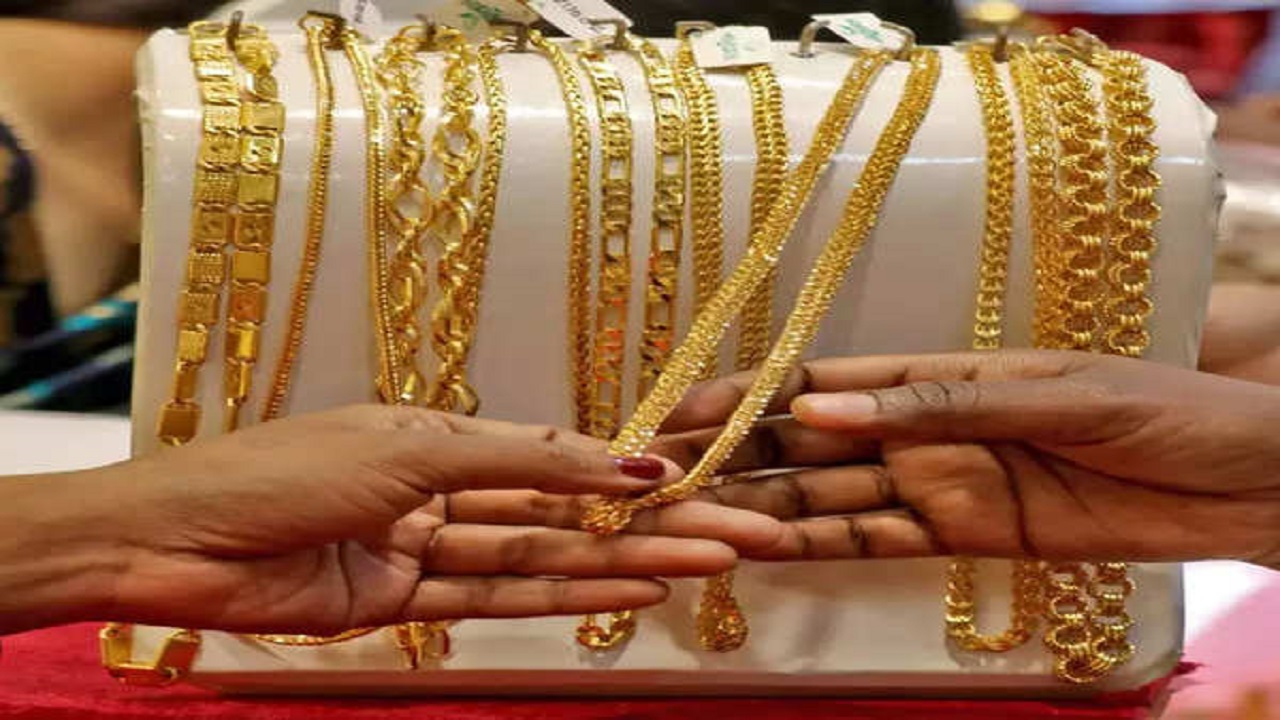 Gold prices today: స్వల్పంగా తగ్గిన బంగారం, వెండి ధరలు.. ఎక్కడ ఎంతంటే?