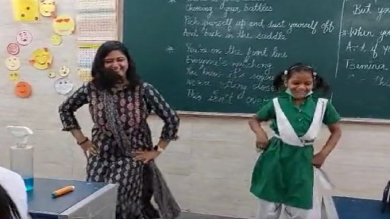 teacher-dance-with-students-video-goes-to-viral