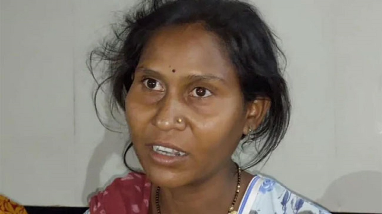 Woman fighting with leopard for her three years daughter