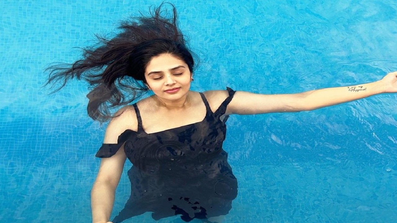 Anchor sri mukhi latest hot swimming pool photos