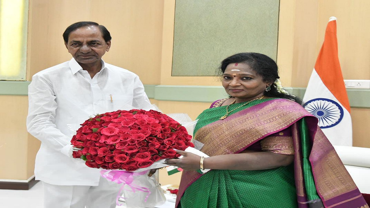 CM KCR met the governor at the cj swearing ceremony