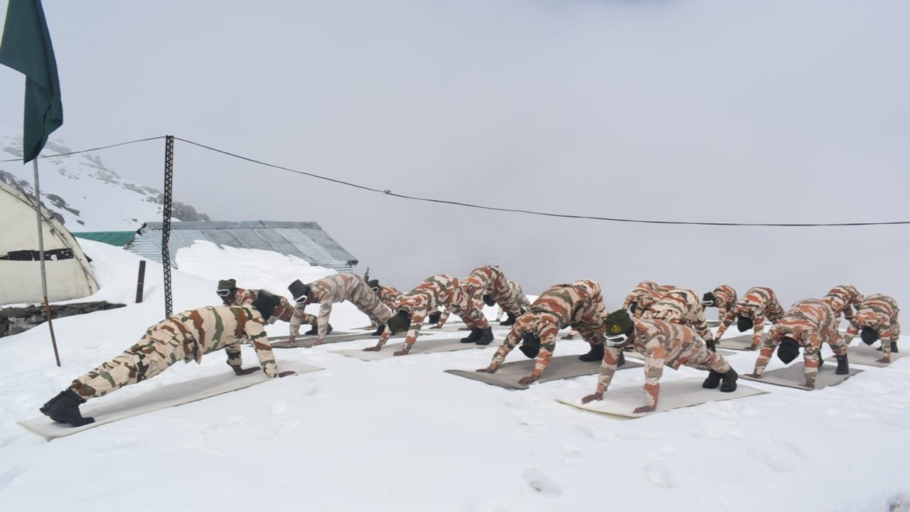 ITBP Jawans yoga at an altitude of 17 thousands feet