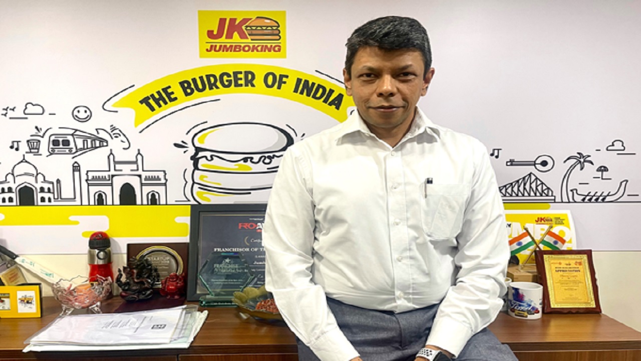 Man earned with hundreds of crores with vadapav business