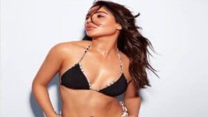 Samantha shared cleavage photos in instagram