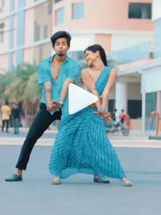 బ్లూ కలర్ డ్రెస్‌లో యంగ్ కపుల్ డాన్స్.. వీడియో
