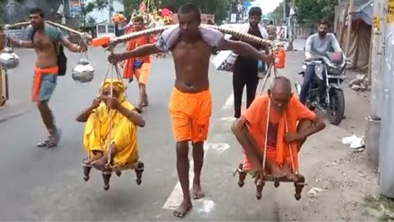 Viral Video : man carries his elder parents for yatra