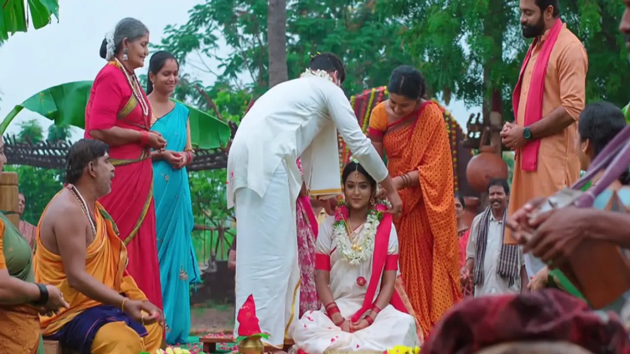 Aravind gets married to Malli again at Meera's request. Later, he tries to find Satya's further plan