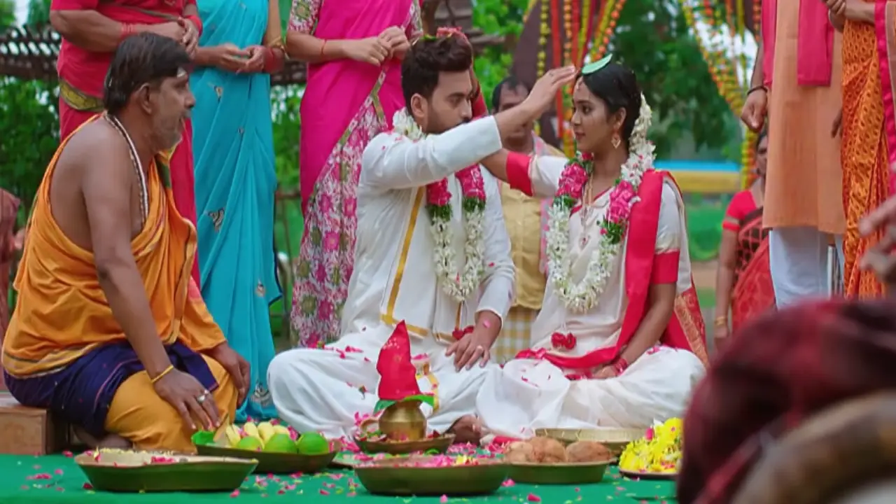 Aravind gets married to Malli again at Meera's request. Later, he tries to find Satya's further plan 
