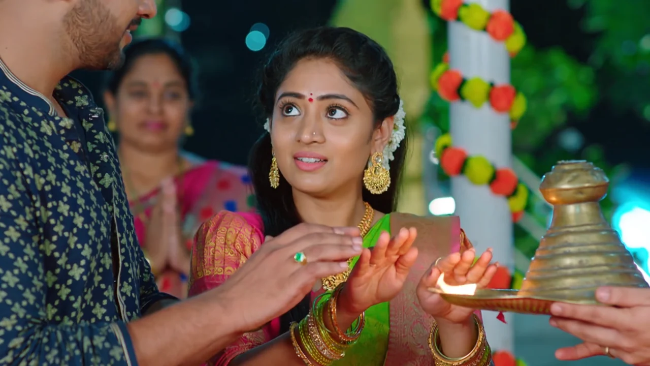 Kuchala insults Padmavathi and Anu in the temple, Aravinda gets emotional for her husband's arrival