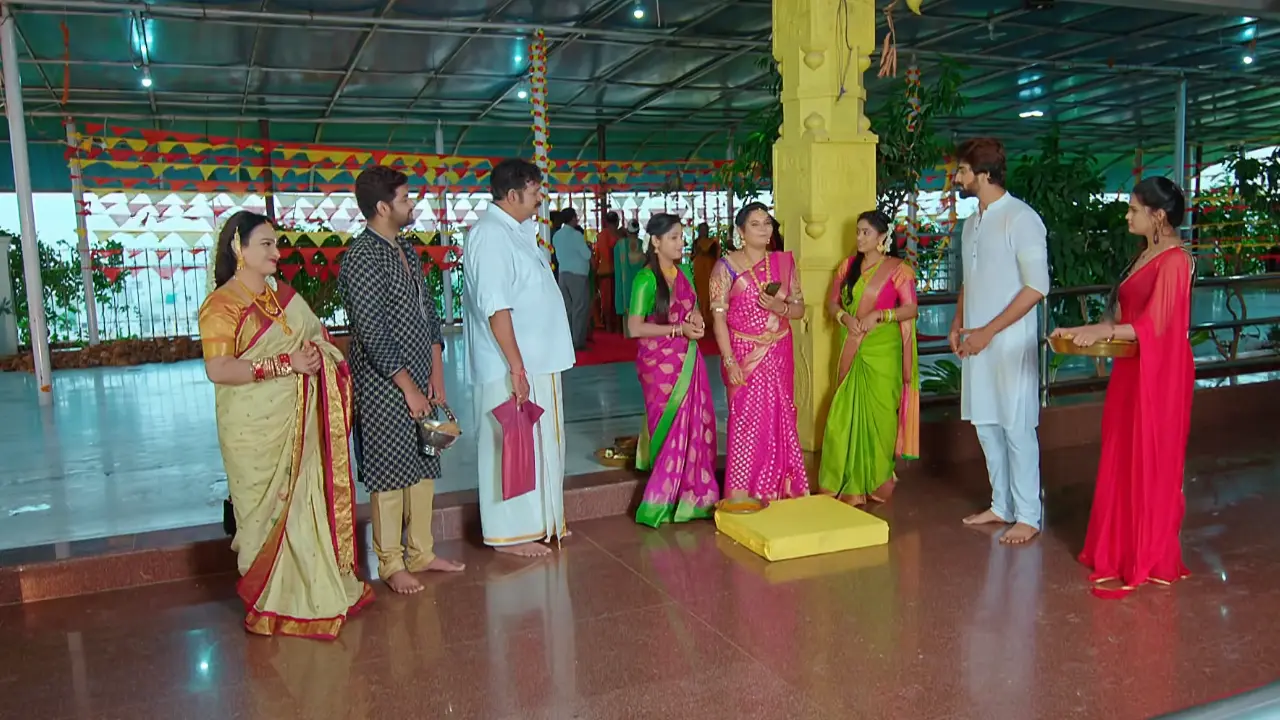 Kuchala insults Padmavathi and Anu in the temple, Aravinda gets emotional for her husband's arrival