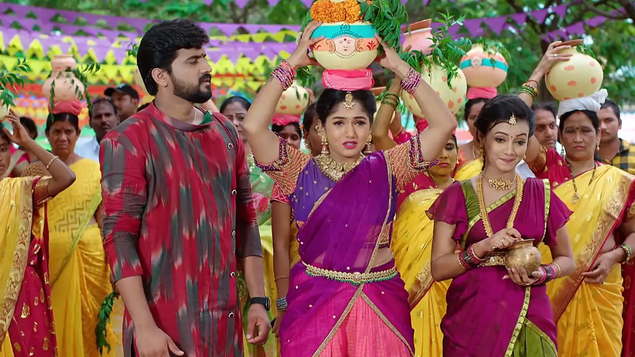 Kalisi Unte Kaladu Sukham July 21 Today Episode : Sagar appoints a goon to kill Geetha with an evil motive in the Bonalu celebrations