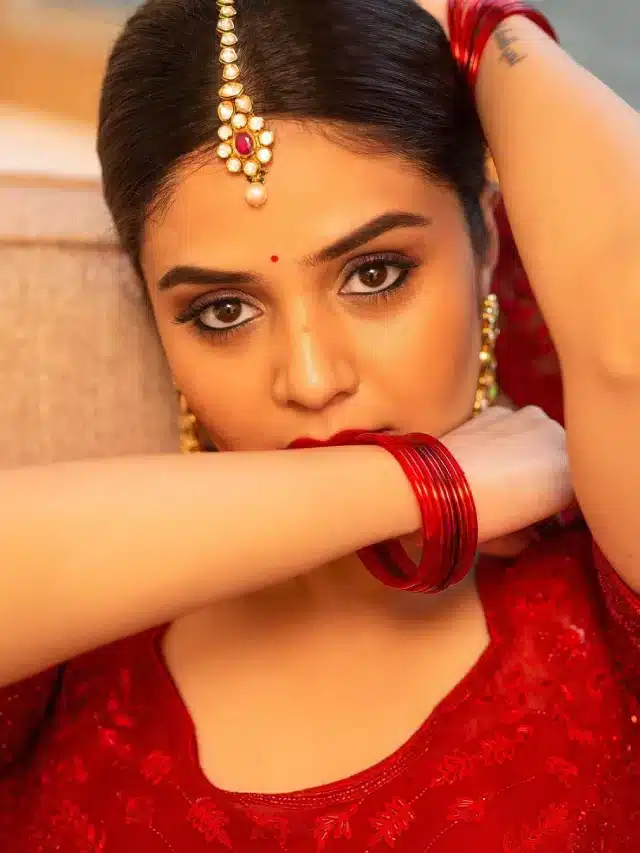 Anchor Sreemukhi : రెడ్ డ్రెస్సులో చూపులతో మతెక్కిస్తున్న శ్రీముఖి..