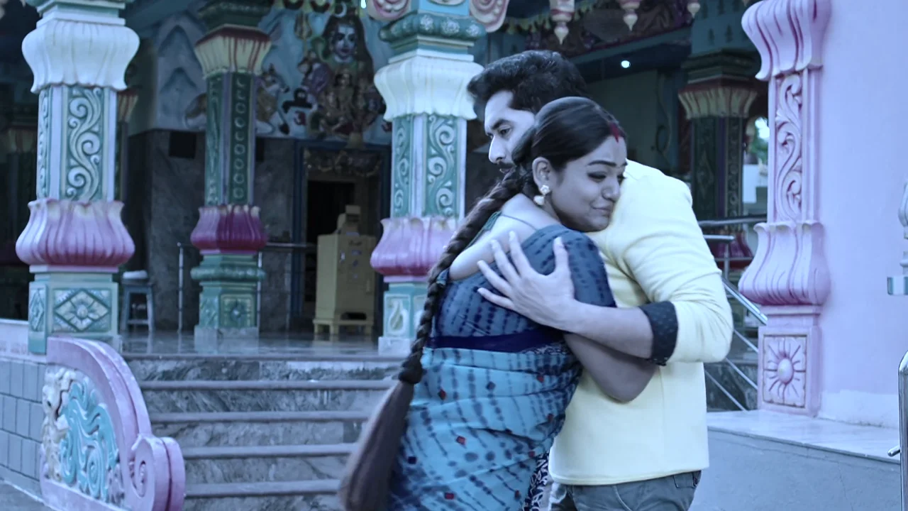 Soundarya and Hima return back to India in todays karthika deepam serial episode