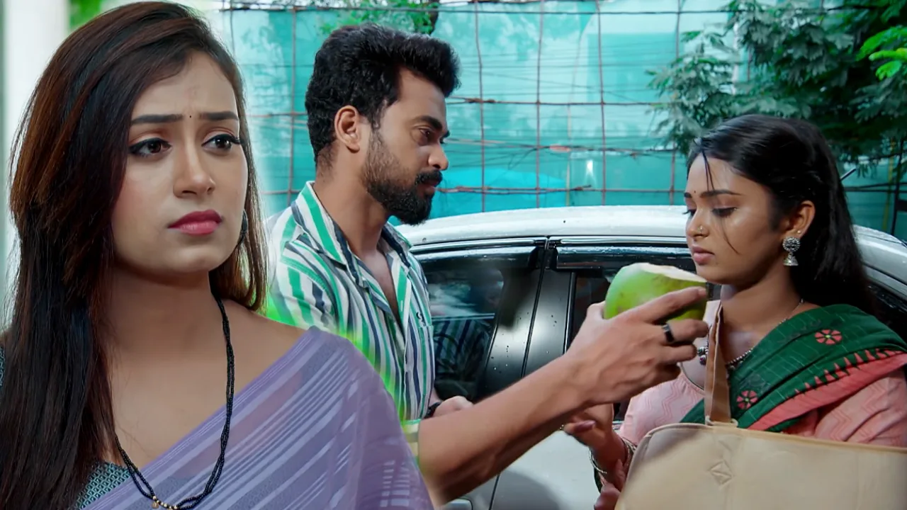 Malli Serial Aug 18 Today Episode _ Malli feels thankful to Aravind for saving her life. Malini gets upset as Vasundhara provokes her about Malli and Aravind's closeness