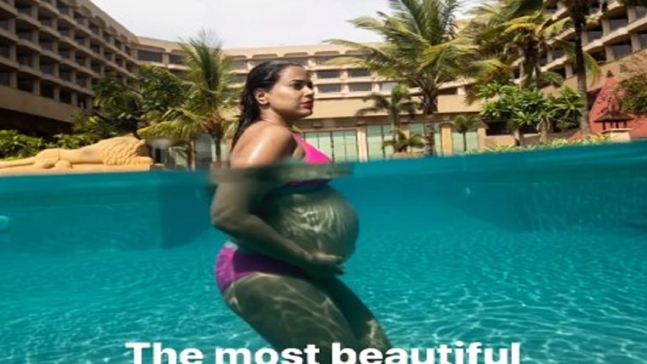 sameera-reddy-baby-bump-swimming-pool-pics-goes-viral