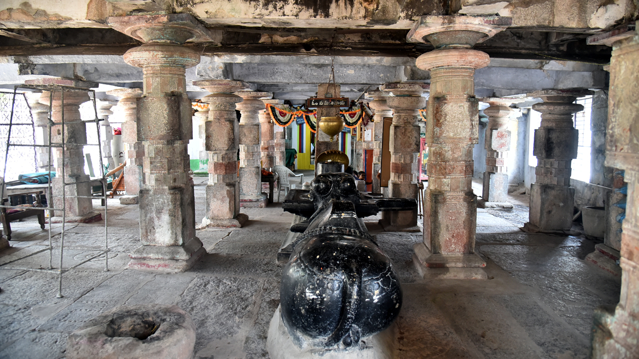What is the reason behind wee see shiva in nandi horns