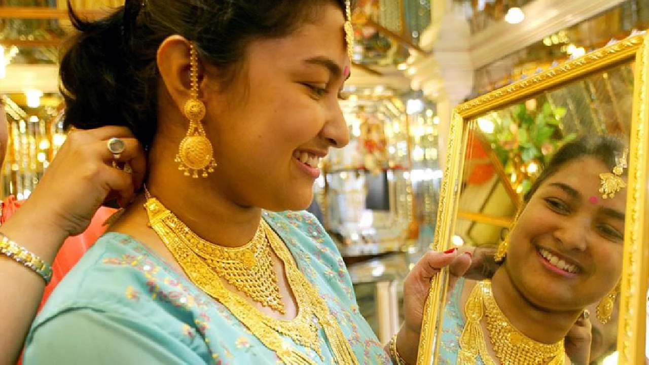 Gold prices today : స్వల్పంగా తగ్గిన బంగారం, వెండి ధరలు, ఎక్కడ ఎంతంటే?