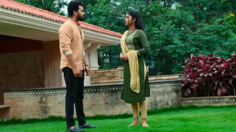 Malli Nindu Jabili serial September 17 EpisodeMalli gets upset as Vasundhara insults her. Elsewhere, Aravind gets puzzled when Malli's friends thank him.