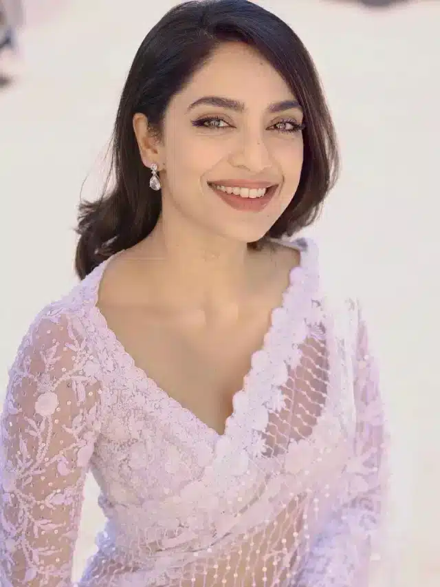 వైట్ శారీలో మెరిసిపోతున్న శోభితా ధూళిపాళ