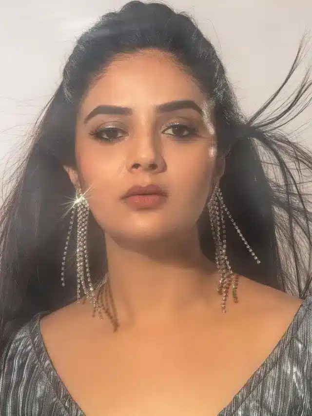 పొట్టి గౌనులో రెచ్చిపోయిన శ్రీముఖి.. కుర్రాళ్లకు కిక్కే..!