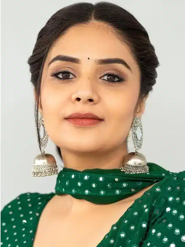 గ్రీన్‌ డ్రెస్‌లో ఎద అందాలతో చెమటలు పట్టిస్తున్న శ్రీముఖి
