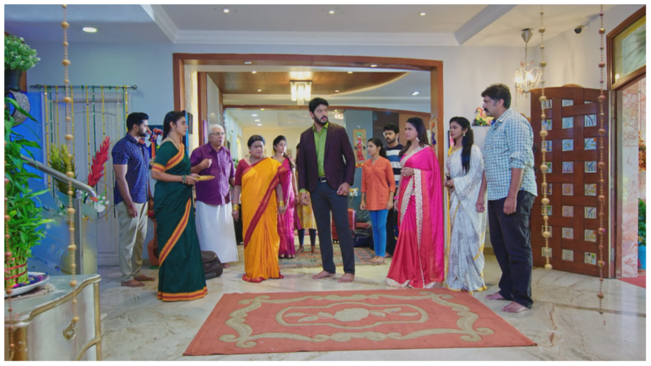 Nandu along with Lasya create a scene at Tulasi's house in todays intinti gruhalakshmi serial episode