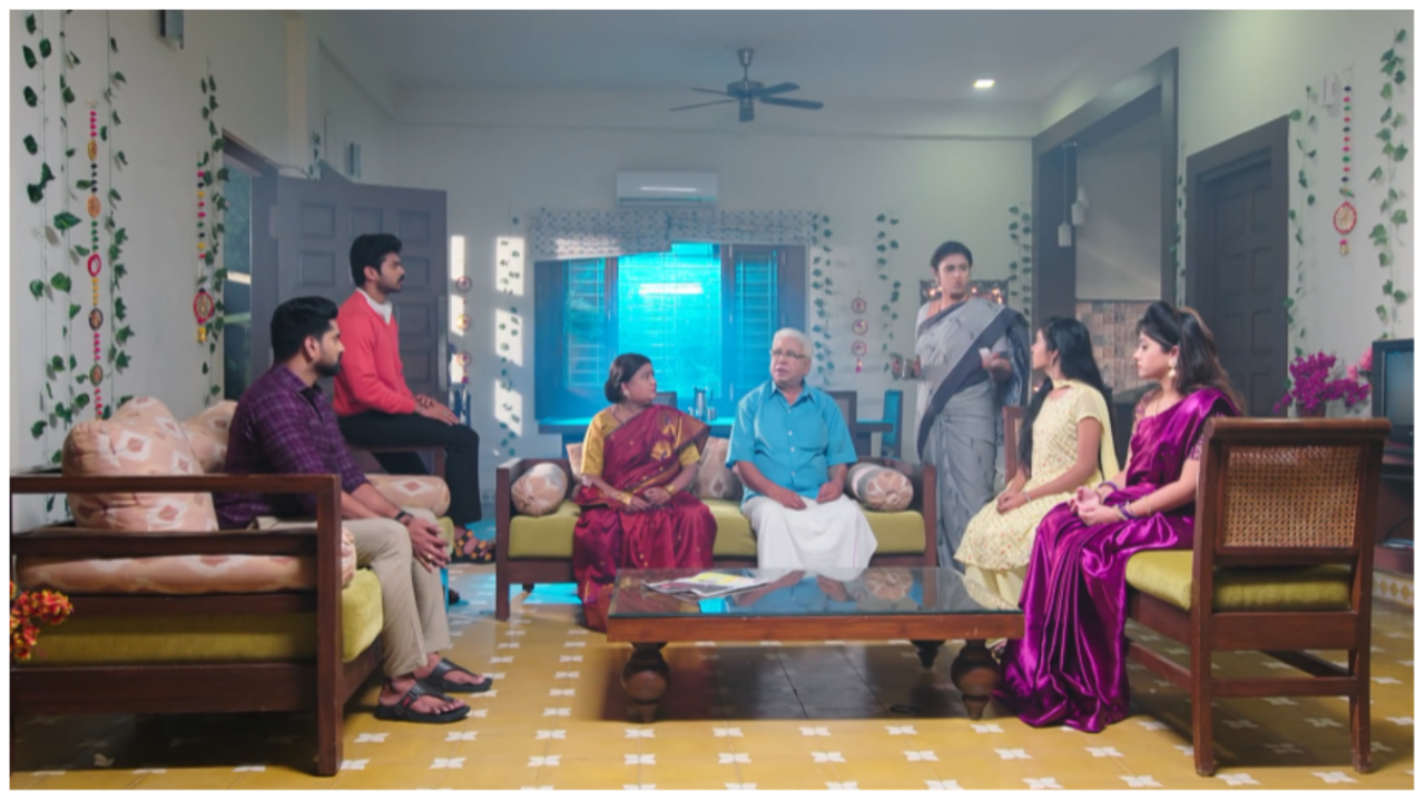 Tulasi convinces her family about Samrat's decision in todays intinti gruhalakshmi serial episode