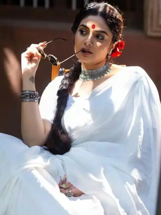 వైట్ శారీలో పాలరాతి శిల్పంలా మెరిసిపోతున్న శ్రీముఖి