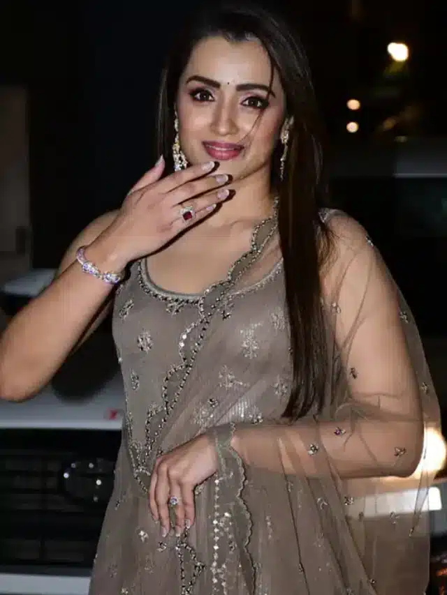 డబుల్ రేట్ పెంచేసిన త్రిష.. ఎంతో తెలిస్తే షాకవుతారు..!
